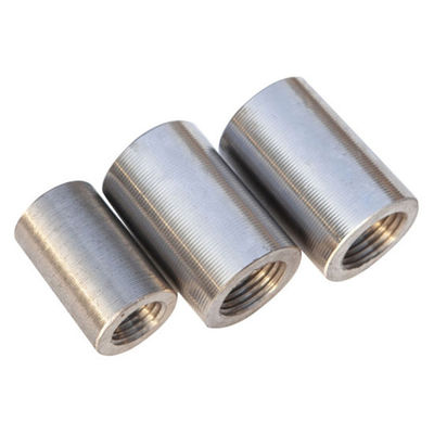 Szalunek łączący ze stalowym łącznikiem zbrojeniowym o średnicy 32 mm